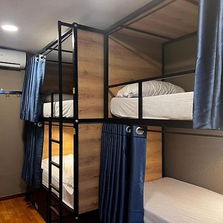 Hostel Estrella 20 Madrid Bagian luar foto