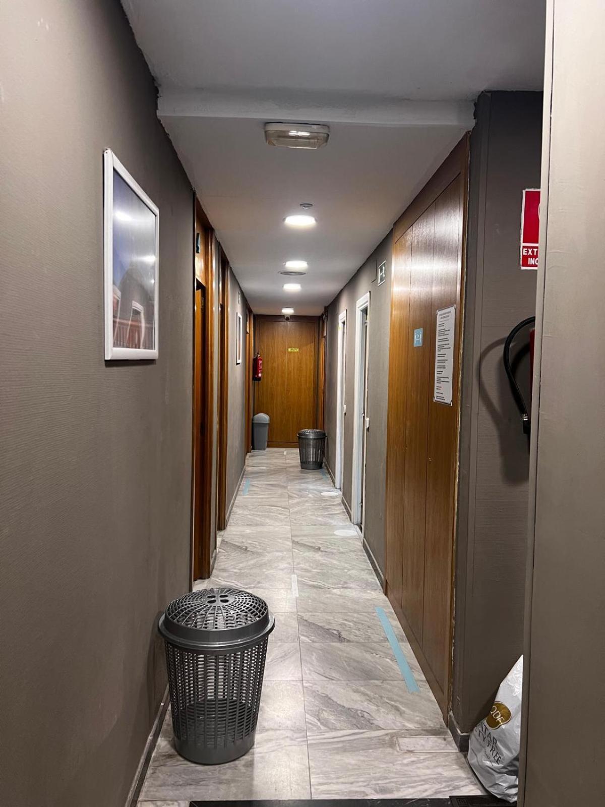 Hostel Estrella 20 Madrid Bagian luar foto