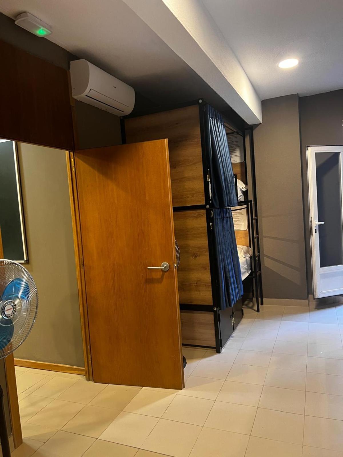 Hostel Estrella 20 Madrid Bagian luar foto