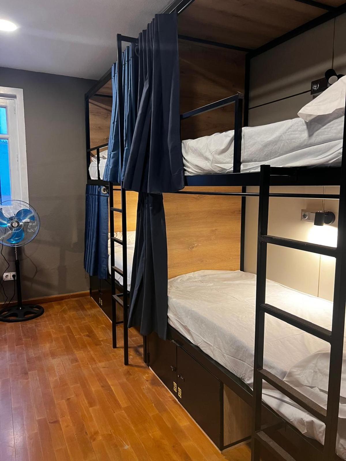 Hostel Estrella 20 Madrid Bagian luar foto