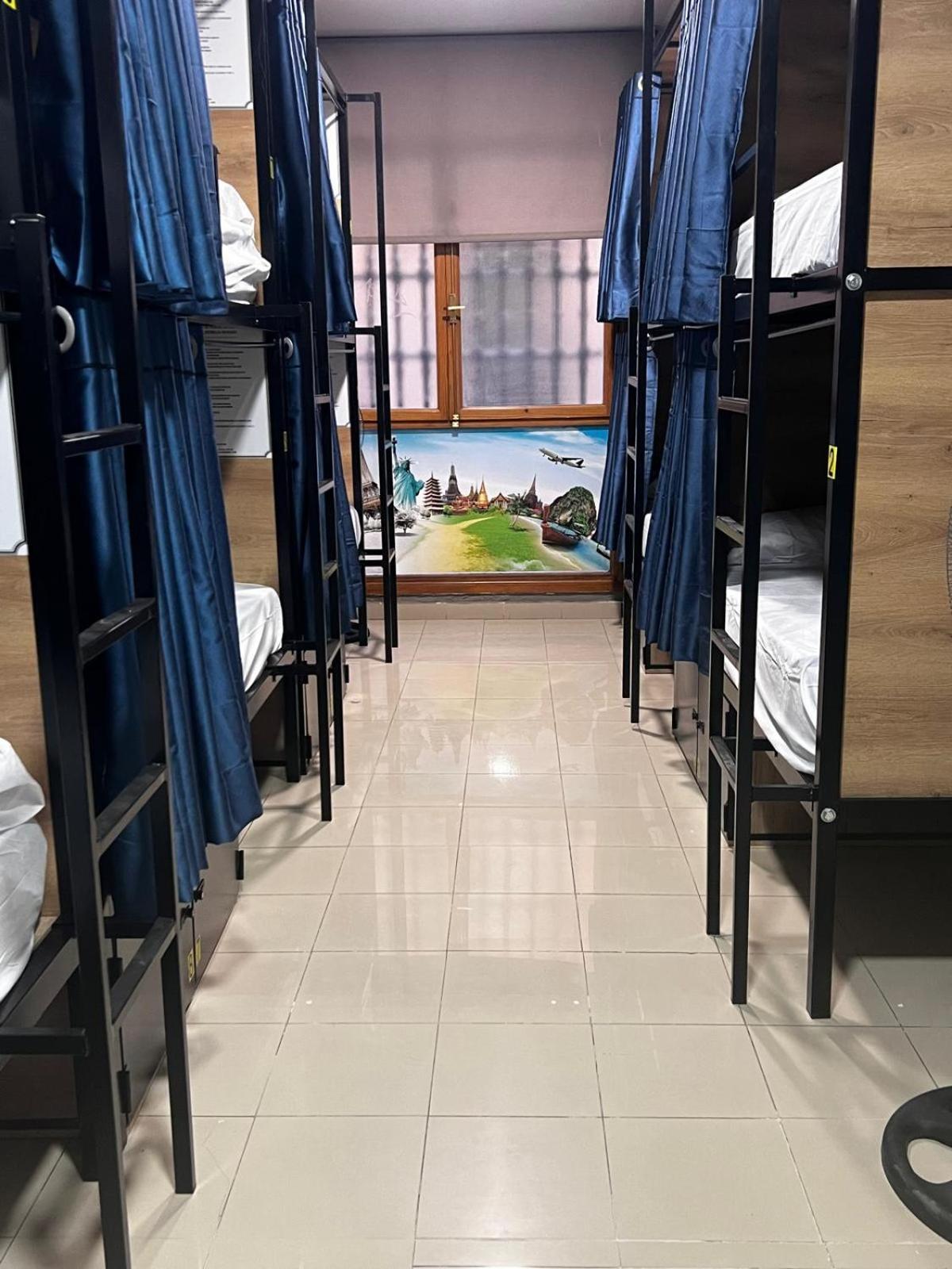 Hostel Estrella 20 Madrid Bagian luar foto