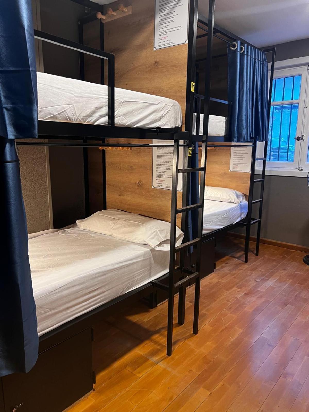 Hostel Estrella 20 Madrid Bagian luar foto