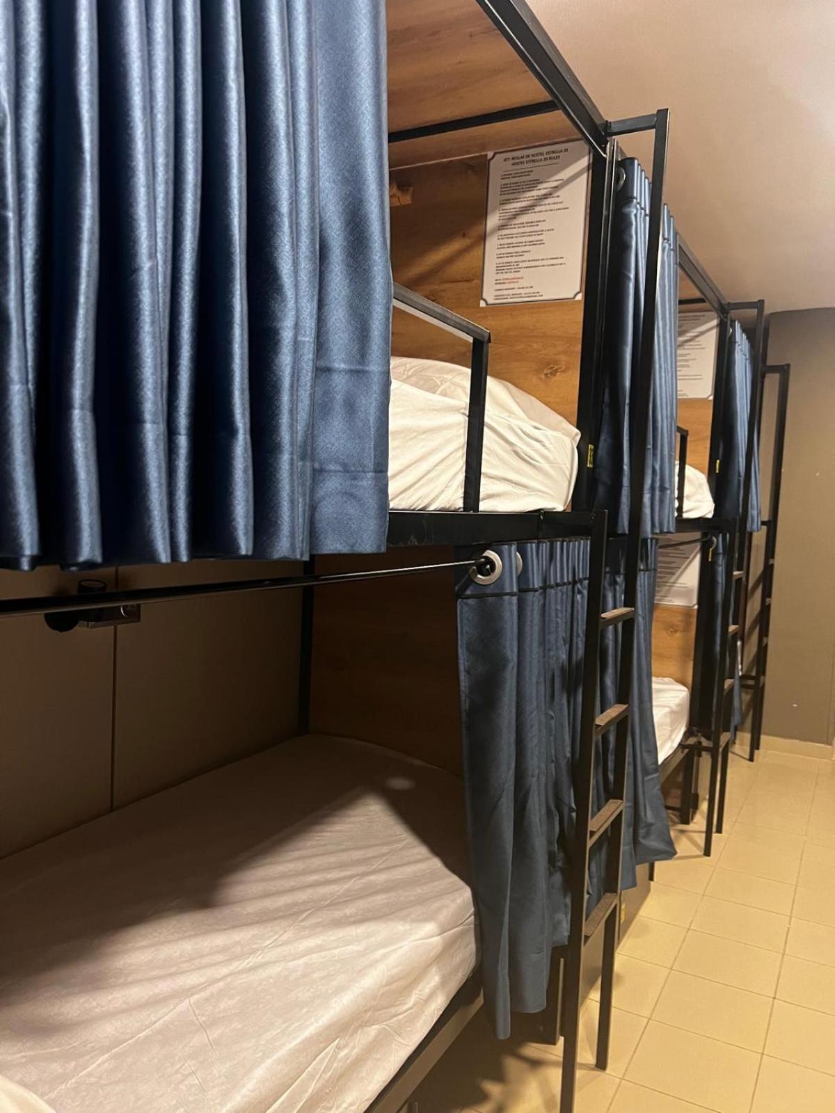 Hostel Estrella 20 Madrid Bagian luar foto