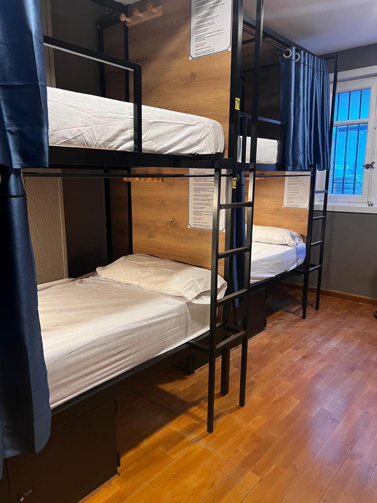 Hostel Estrella 20 Madrid Bagian luar foto