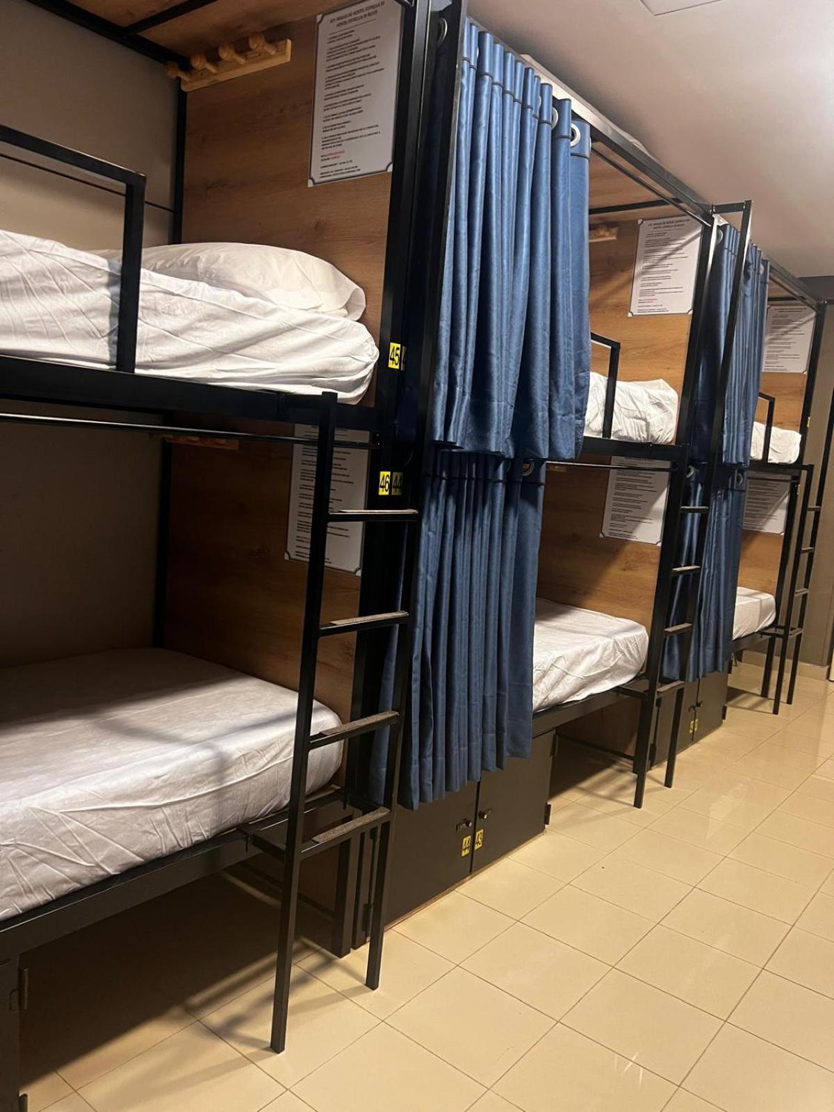 Hostel Estrella 20 Madrid Bagian luar foto