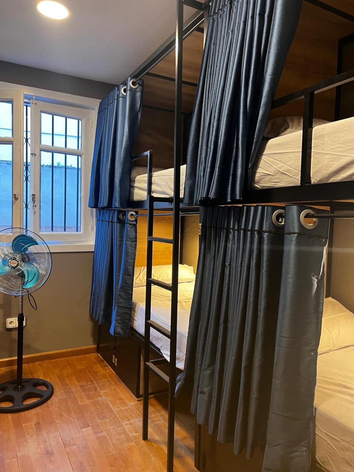 Hostel Estrella 20 Madrid Bagian luar foto