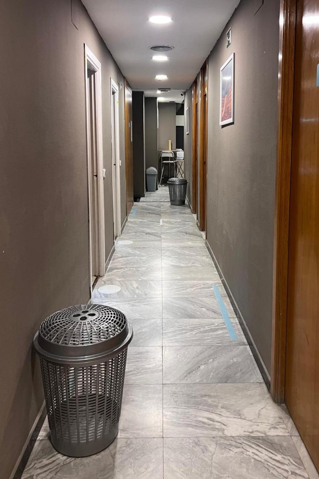 Hostel Estrella 20 Madrid Bagian luar foto