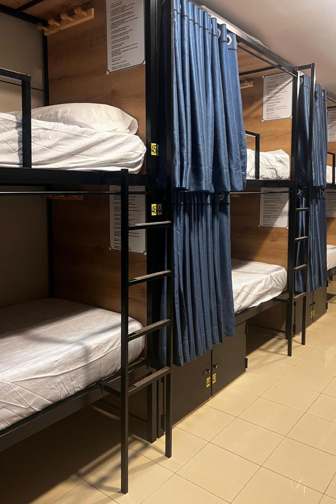Hostel Estrella 20 Madrid Bagian luar foto