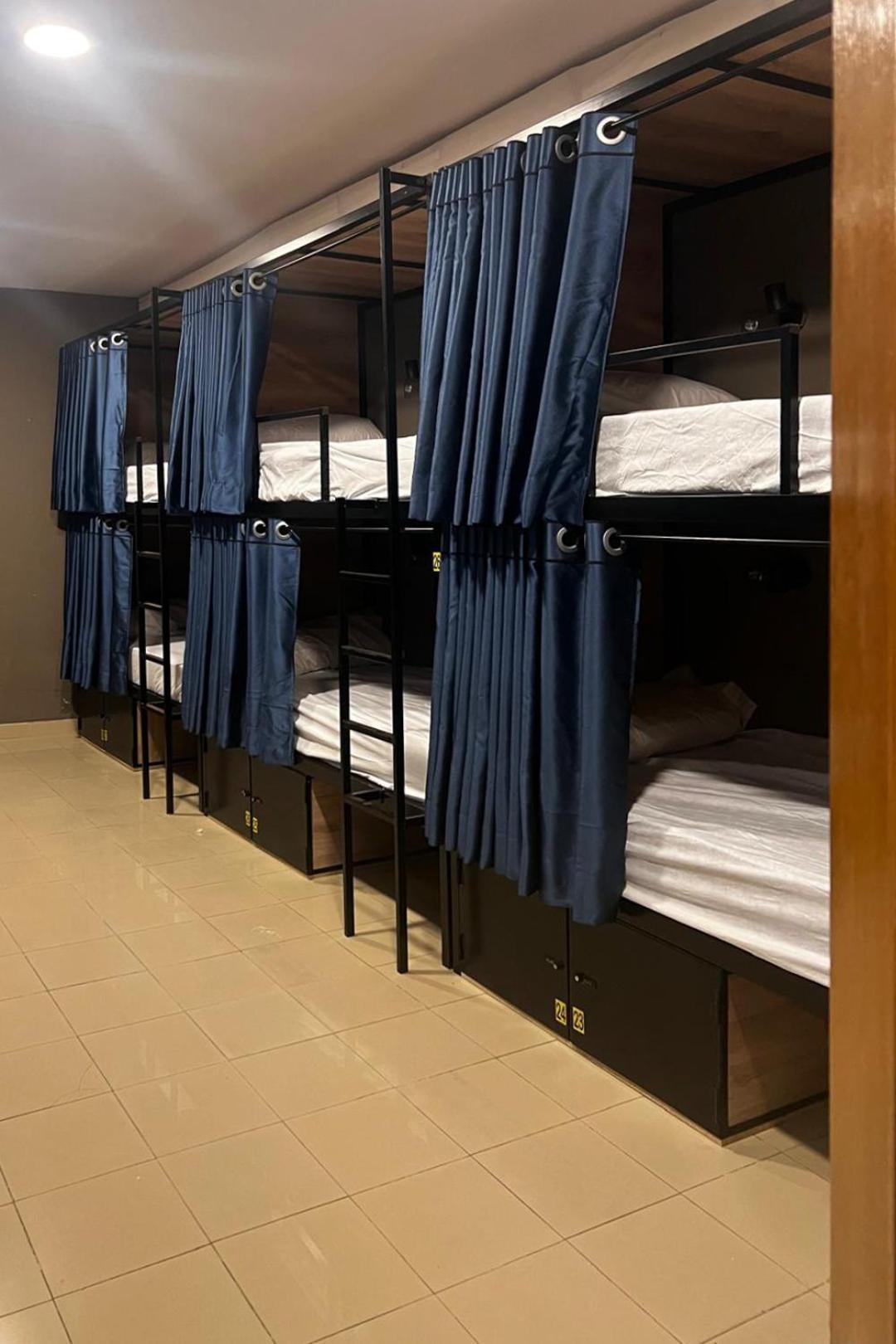 Hostel Estrella 20 Madrid Bagian luar foto